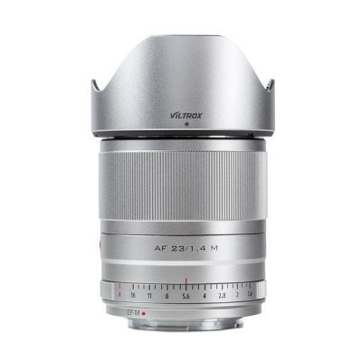 Objetiva de câmara prateada com para-sol destacável e inscrições visíveis