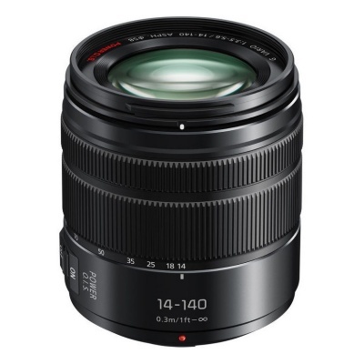 Lente de câmera preta com marcações de zoom e distância, sobre fundo branco