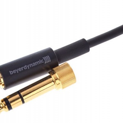 Cabo adaptador de áudio com ficha mini jack 3,5 mm e ficha jack 6,35 mm dourados.