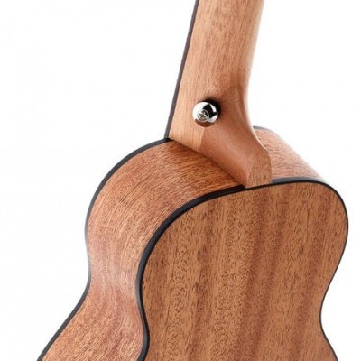 Parte traseira de ukulele de madeira castanha com bordas pretas