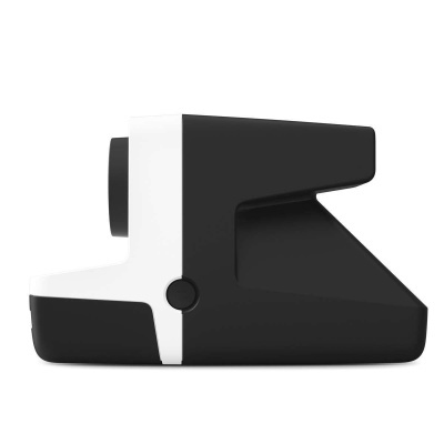 Máquina fotográfica instantânea preta e branca sobre fundo branco