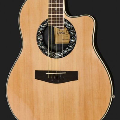 Guitarra acústica de madeira clara com detalhes decorativos e seis cordas