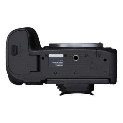 Parte inferior de câmara fotográfica preta com etiqueta e parafuso para tripé