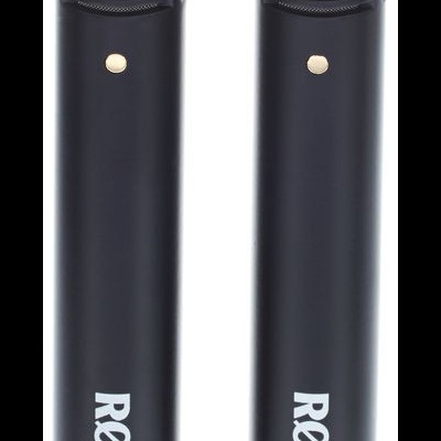 Par de microfones RØDE pretos verticais