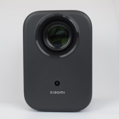 Dispositivo preto compacto com lente circular grande e texto xiaomi