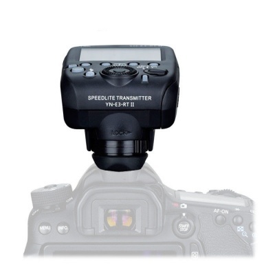 Transmissor Speedlite YN-E3-RT II preto montado em câmara fotográfica