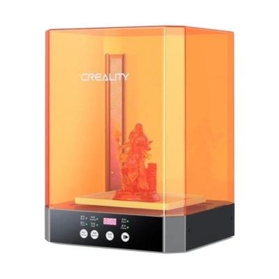 Impressora 3D Creality com cobertura laranja e miniatura vermelha impressa