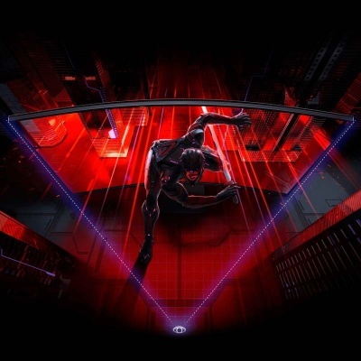 Figura futurista metálica num triângulo de luz vermelha em ambiente digital abstrato