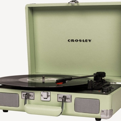 Toca-discos portátil verde claro Crosley com altifalantes frontais e fechos metálicos