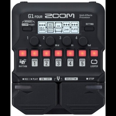Pedaleira multiefectos Zoom G1 Four preta com botões, pedais iluminados e ecrã digital