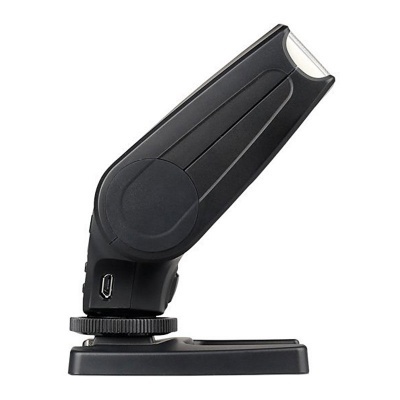 Flash externo preto para câmara fotográfica com base ajustável e conexão USB micro-B.