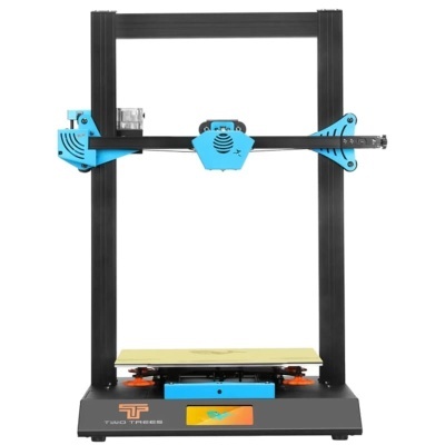 Impressora 3D preta com peças azuis e cama amarela