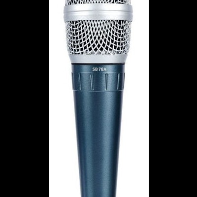 Microfone de mão com grelha metálica prateada e corpo azul escuro