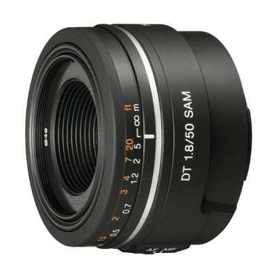 Objetiva fotográfica preta com anel prateado e inscrições DT 1,8/50 SAM