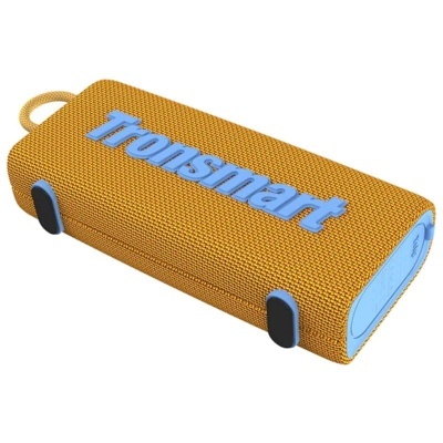 Coluna portátil amarelo mostarda com textura têxtil e marca Tronsmart em relevo