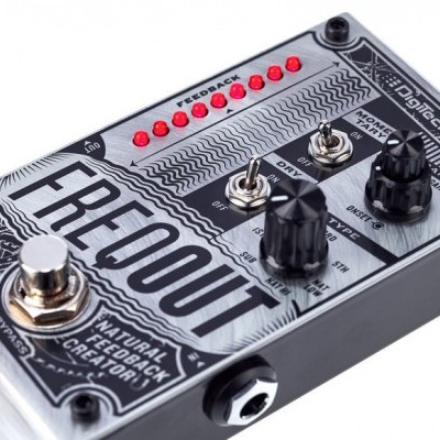 Pedal de efeito para guitarra FREQOUT da DigiTech em metal prateado com botões pretos e LEDs vermelhos.
