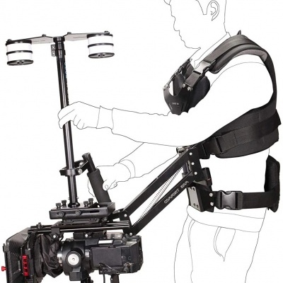 Aparelho de estabilização para câmara com arnês acolchoado e suportes ajustáveis em fundo branco