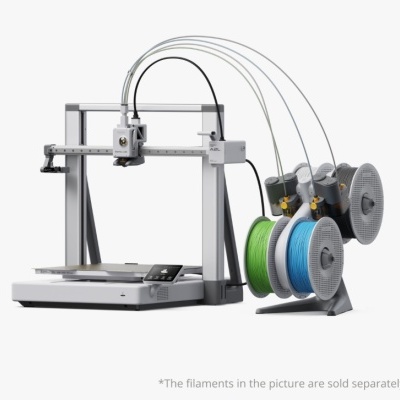 Impressora 3D cinza e branca com quatro bobinas de filamento colorido em suporte ao lado