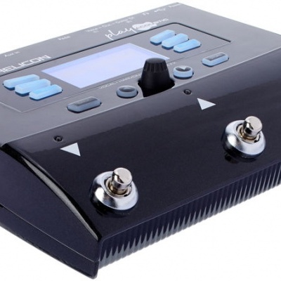 Pedaleira musical preta com pedais metálicos e botões azuis