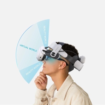 Pessoa com headset de realidade virtual visto de perfil