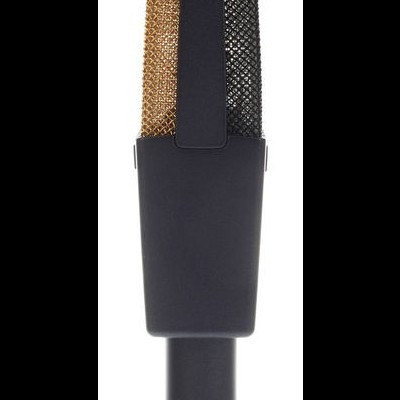 Microfone com grelha dourada e preta e corpo preto fosco