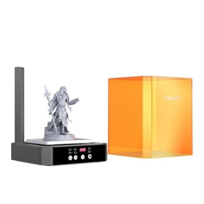 Impressora 3D preta com figura cinzenta e cobertura acrílica laranja CREALITY