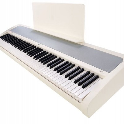 Piano digital branco com teclado e mesa para partituras