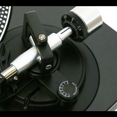 Braço de gira-discos preto com detalhes prateados e marcações numéricas.