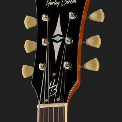 Cabeça de guitarra elétrica preta Harley Benton com cravelhas marfim e detalhes holográficos
