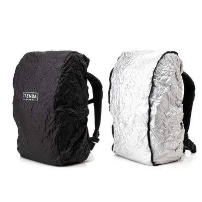 Duas capas de mochila, uma preta com logo TENBA e uma prata.