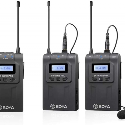 Transmissores áudio sem fio BOYA BY-WM8 PRO em preto com antenas e microfone lavalier