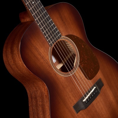 Guitarra acústica de madeira castanha com tampo liso e braço escuro