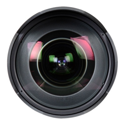 Objetiva fotográfica preta com várias camadas de vidro e reflexos coloridos