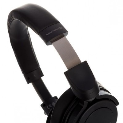 Headphones pretos Beyerdynamic com arco acolchoado e ajuste metálico