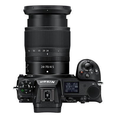Câmara fotográfica digital preta Nikon com lente 24-70/4 S vista de cima