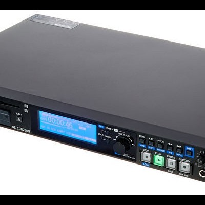 Unidade áudio profissional Tascam MD-CD1 preta com ecrã LCD azul e botões no painel frontal