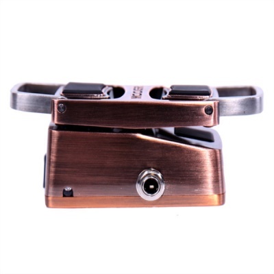 Pedal de efeito para guitarra em cor cobre escuro com detalhes pretos sobre fundo branco