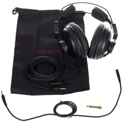 Auscultadores pretos com fio, adaptador e bolsa preta com texto vermelho