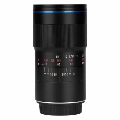 Lente fotográfica preta com anel azul e marcações em branco e vermelho