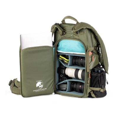 Mochila verde com compartimentos para equipamento fotográfico