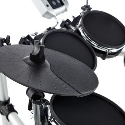 Bateria eletrónica com peles pretas e prato em duas texturas em estrutura metálica