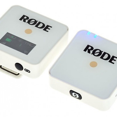 Sistema de áudio RØDE branco com ecrã digital e botões