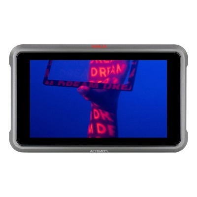 Monitor portátil Atomos com ecrã a mostrar mão e texto vermelho brilhante