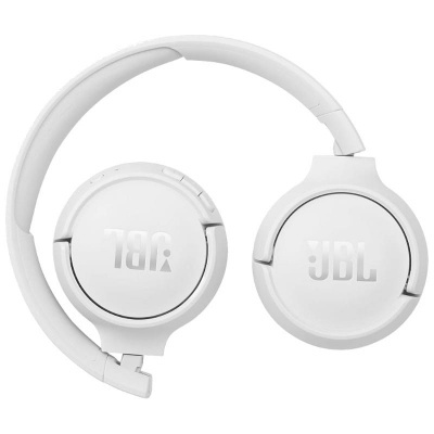 Auriculares sem fios JBL brancos dobráveis com logo visível
