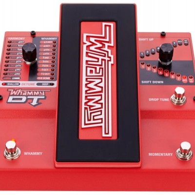 Pedal de efeitos para guitarra Whammy DT vermelho e preto com botões e texto