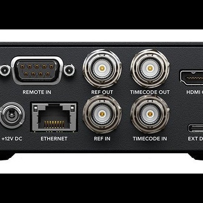 Parte traseira de equipamento electrónico preto com diversas portas e etiquetas