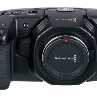 Câmara de vídeo profissional preta Blackmagic Design com botão e texto visíveis