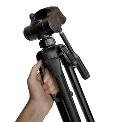 Tripé preto com cabeça giratória segurado por uma mão