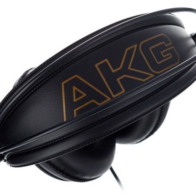 Auscultadores AKG pretos com logo amarelo e estrutura metálica