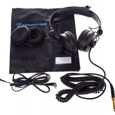 Auriculares pretos Sennheiser com acessórios e saco preto